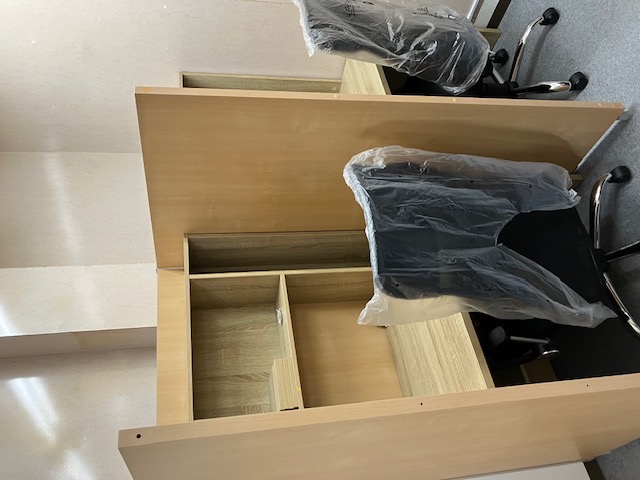 加古川店の指定席B。本棚付きのブース席