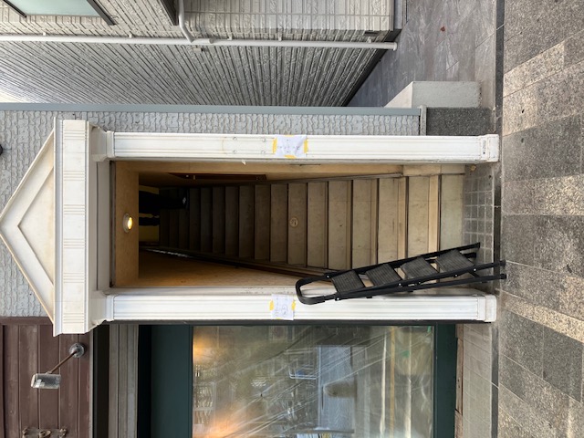加古川店の入口。白い柱と三角屋根の入口から階段で2階へ上がります